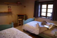 The Hut, in the middle of the woods, not far from the waterfalls Hotel in zona Circuit des Cascades de Tendon