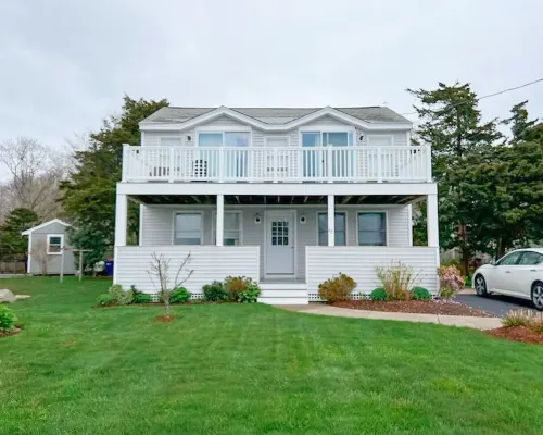 Beautiful 3 bedroom house by the ocean Hotels in Fairhaven