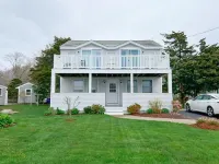 Beautiful 3 bedroom house by the ocean Отели рядом с достопримечательностью «Фэрхейвен Коммонс»