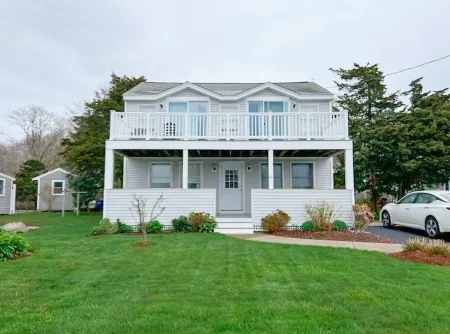 Beautiful 3 bedroom house by the ocean