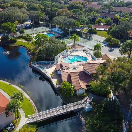 Peaceful Lakeview Condo • 2 Pools • Minutes to Img & Beaches
