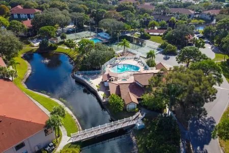 Fantastic Shorewalk Vacation 2 bed/2 bath condo/Lake view/close to IMG, beaches Отели в г. Брейдентон