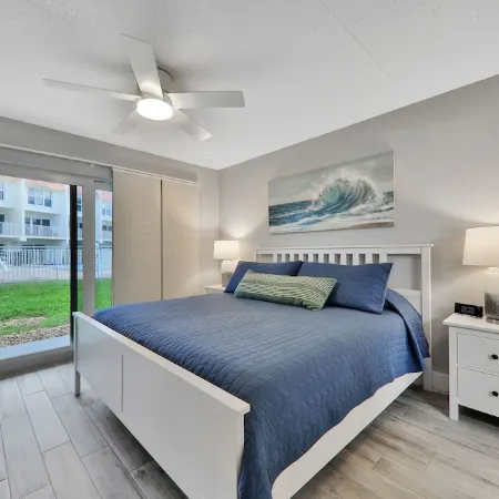 Deluxe ocean-view, poolside, first floor flat with 2 bedrooms, 2 baths