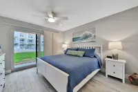 Deluxe ocean-view, poolside, first floor flat with 2 bedrooms, 2 baths