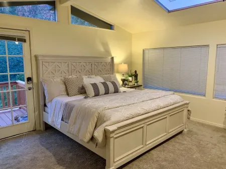 Your Sedona Red Rocks Escape at Oak Creek Canyon! Отели рядом с достопримечательностью «Парк штата Слайд Рок»