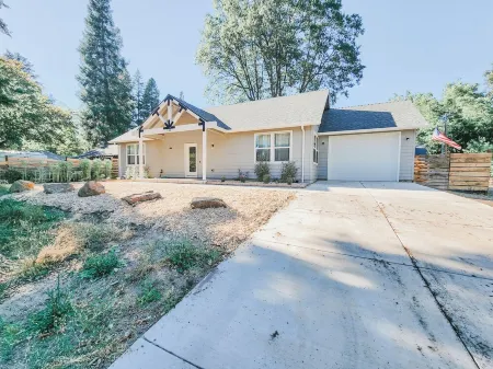 Cozy 2B/2B brand new oasis close to everything in Shady Cove! Отели в г. Шейди Ков