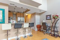 One Bedroom Hideaway w/ free parking steps to Downtown