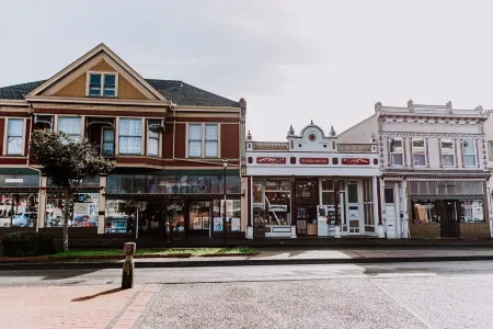 Bay Lights waterfront loft located in old town