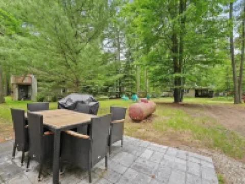 Charming 3-bedroom house with AC, WiFi, 🏓Ping-Pong, Foosball,🔥Firepit,🍔 Grill Hotéis em Gerrish Township