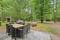 Charming 3-bedroom house with AC, WiFi, 🏓Ping-Pong, Foosball,🔥Firepit,🍔 Grill