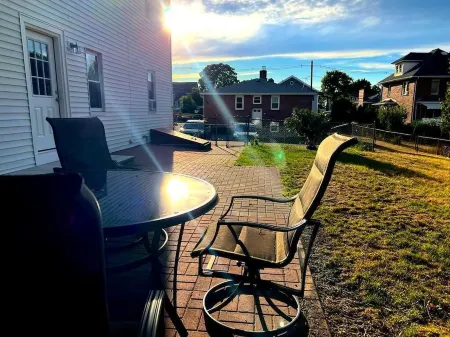 Cozy Gorgeous with a back yard and parking pet friendly on the heart of Waltham Отели рядом со станцией Брендейс / Робертс