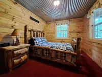 Private pond, fishing, on-site hiking, hot tub and only 15 minutes to Ash Cave!