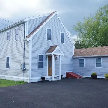 New, dog-friendly 5-bed home. Steps to Keyes Beach, Main Street, and Harbor!