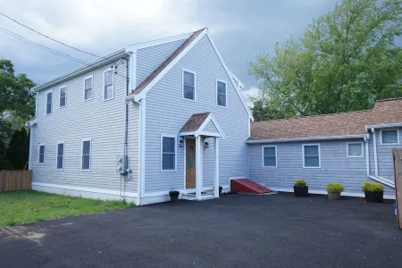 New, dog-friendly 5-bed home. Steps to Keyes Beach, Main Street, and Harbor!