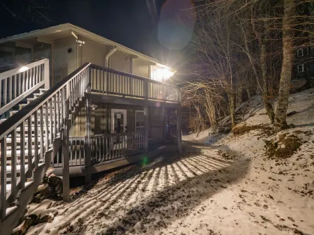 UNBEATABLE LOCATION. 3BR SlopeSide. Steps to Lift 1 & BM Resort. Panoramic Views