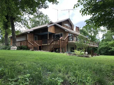 Lake front secluded house w/private boat/swim dock on 242 acre cattle ranch.