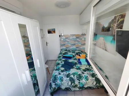 T2 Avec Piscine, Parking, Wifi, Netflix, Clim, Terrasse Vue Extra ! Отели в г. Сет