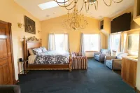 Large Lakefront Home Only Steps from D Beach! Bring Grandma-we Have an Elevator!