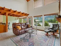 Your Lake Pend Orielle Get Away, beautiful waterfront home with private dock Ξενοδοχεία στην πόλη Sagle