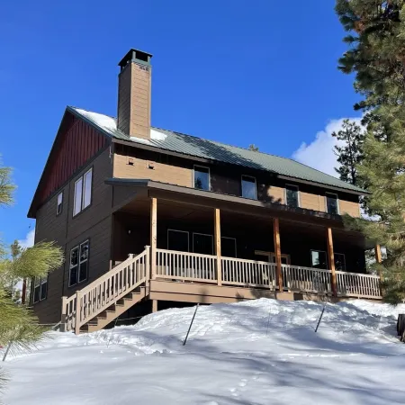 Secluded cabin on 6 acres- wood fireplace- sleeps 11