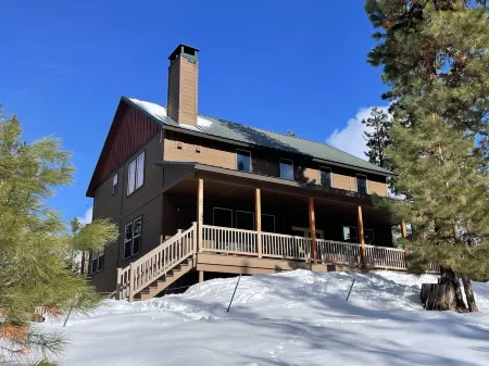 Secluded cabin on 6 acres- wood fireplace- sleeps 11