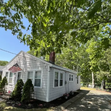 Walk to the Beach! Two bedroom cottage in Swifts Beach community.