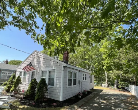 Walk to the Beach! Two bedroom cottage in Swifts Beach community. Hotels in Wareham