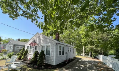 Walk to the Beach! Two bedroom cottage in Swifts Beach community. Hotels near Shell Point Beach