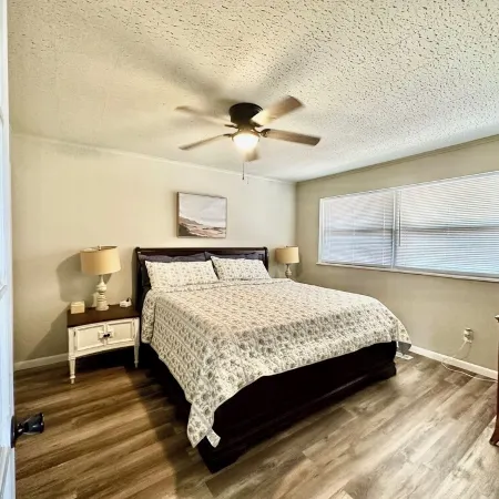 15 minutes to the airport. A peaceful nest in the middle of the city.