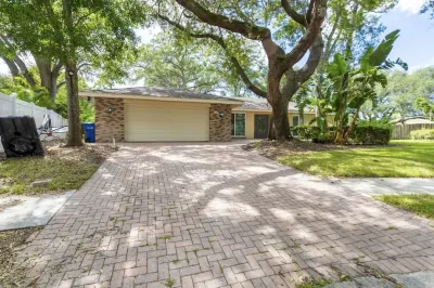 Spacious 4BR modern home w/ Heated Pool, Spa Hotels near Flowers by Frances