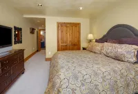 3 Bd, 4 Ba CONDO IN THE HEART OF BEAVER CREEK VLG