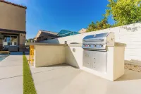 Desert Paradise: 6 King Bed, Resort Pool & Game