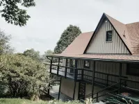 Mountain View~ Hot Tub ~ Pool ~ Arcade ~ Firepit ~ Ample Parking ~ Hatley Pointe Отели рядом с достопримечательностью «North Carolina Welcome Center»