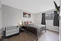 Cozy Apt Aurora/Sleeps 8/Free Wifi/55"/Parking Hotel dekat Paramount Theatre