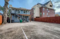 Beautiful Midtown 2BD – Parking + Fast WiFi