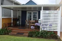 Ducks Bungalow- Lake Macquarie Hotels in Caves Beach