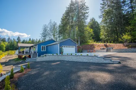 Luxury Home Retreat-Sweeping Views + Large Hot Tub