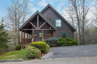 SMOKEY MTN RESTORATION•FAMILY MEMORIES FOR A LIFETIME•MINS TO DT PIGEON FORGE Hotels near Lily's