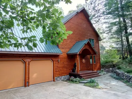 Lake front Custom Log home .Kayaks Loons Bald eagles fox & turkeys included.