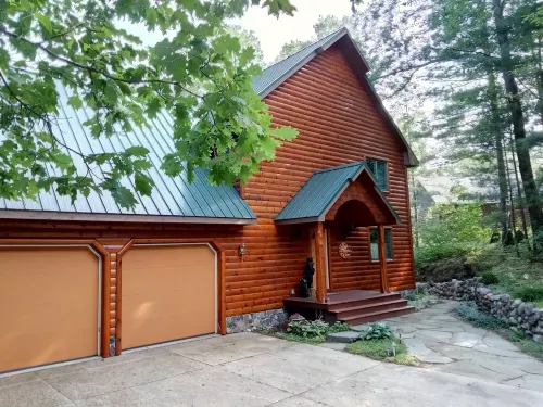 Lake front Custom Log home .Kayaks Loons Bald eagles fox & turkeys included. Hotel a Hayes Township