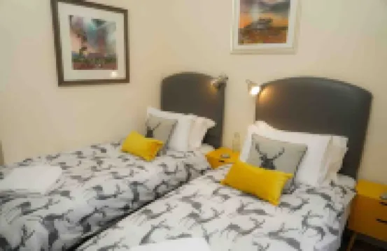 Scot’s themed  cottage ,super king bed, ideal location. Pet friendly.