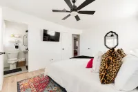 Beautifully Remodeled-Newly Furnished-Cozy, Colorful & Eclectic Home in N OKC! Hotels near Courtyard Plaza Shopping Center