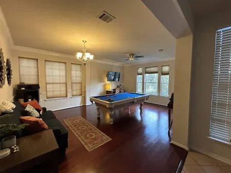 Cheerful, Sunny☀️ Baller House in Round Rock Отели рядом с достопримечательностью «Kalahari Indoor Water Park»