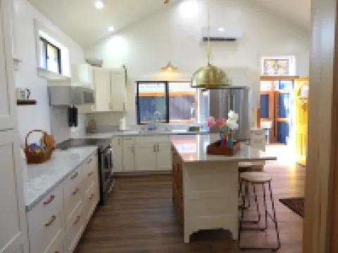 Oak Alley Close in, Ample Kitchen, Private, Locked Patio, Sauna with Fee.