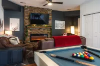 New 6 bedroom Massanutten home with 3 king beds steps from all the attractions