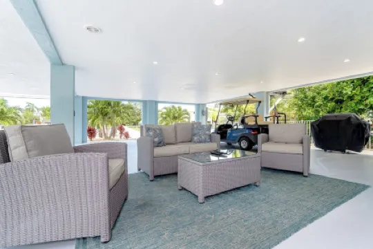 Experience the relaxation and breathtaking natural beauty of the Florida Keys.