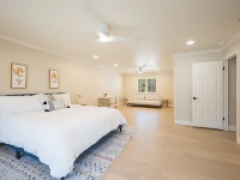 4,500 sq-ft retreat with a pool and hot tub in the middle of wine country! Hoteles en Templeton