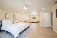4,500 sq-ft retreat with a pool and hot tub in the middle of wine country!