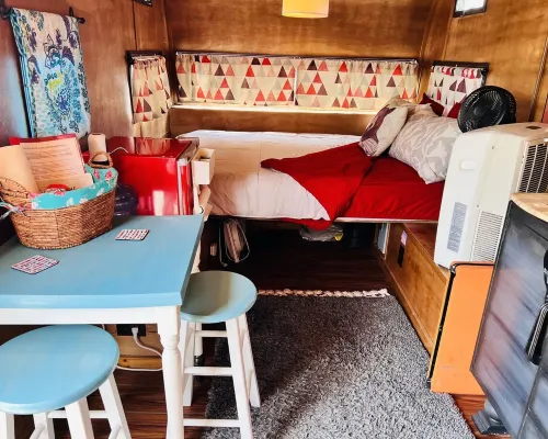 Willie Cleo, the Vintage Holiday Rambler in Walnut Springs Hotels in Bosque County