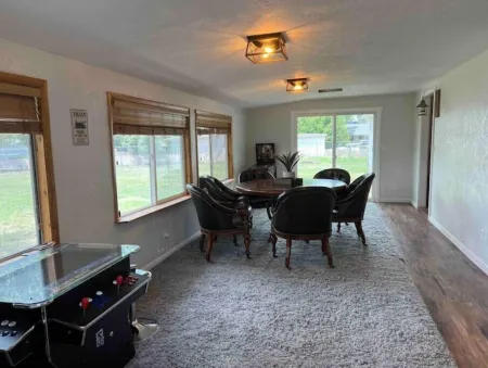 HUGE house across st from GC railway- hot tub Отели в г. Уильямс